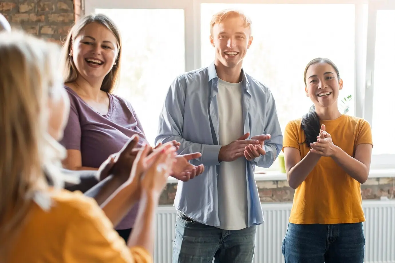 Компания друзей собирается вместе.